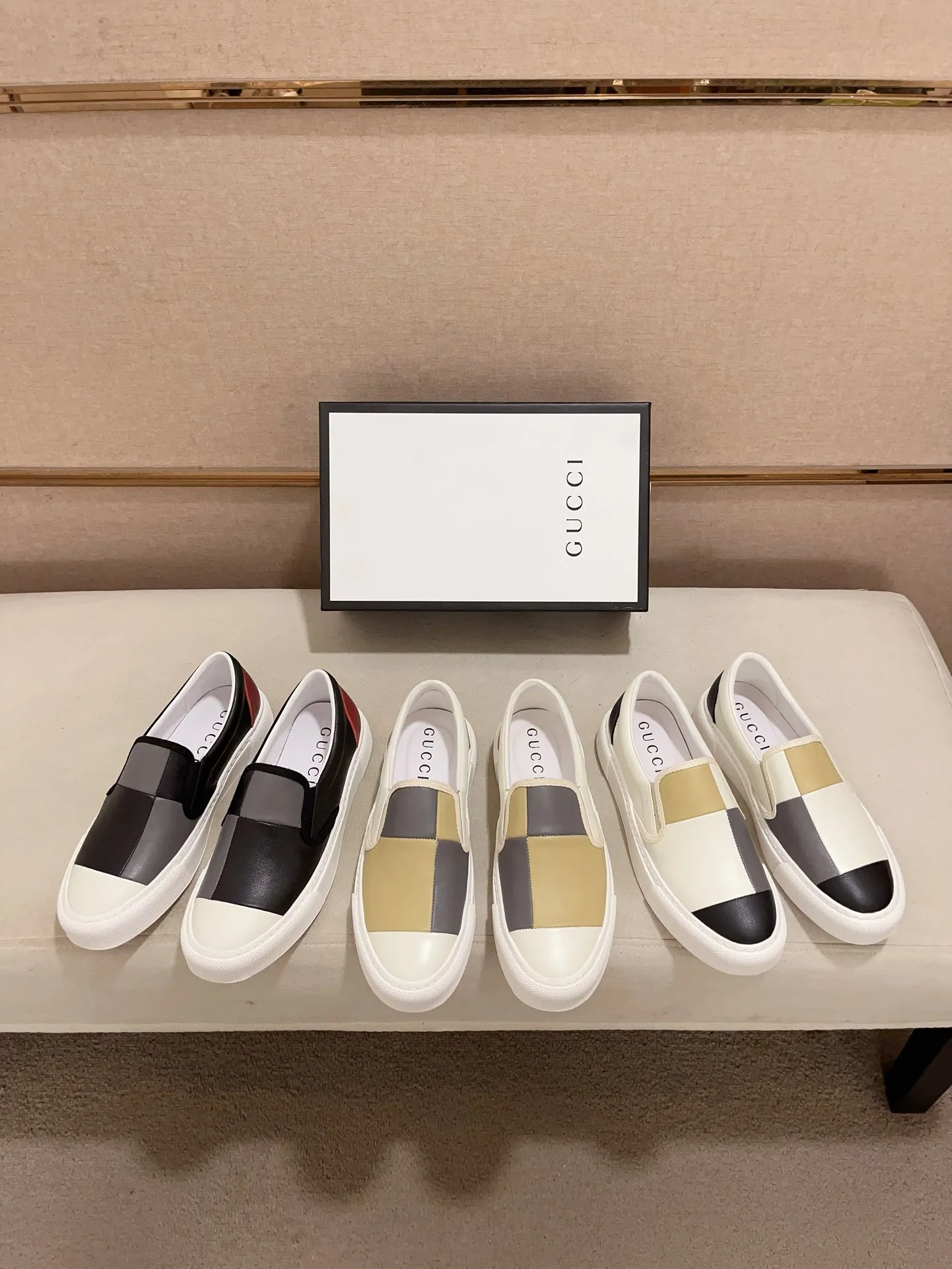 Men's shoes💰 440💰The new GUCCI (Gucci) counters are launched simultaneously. The new men's shoes, 😘fabrics are selected from imported cowhide, and the lining is sheepskin lining. 👍🏿 High-end ☄️ air-cushion molded anti-slip rubber outsole, exquisite lines, simple and elegant, comfortable and high-end for leisure travel. Code number: 38 to 44 (45 can be customized and cannot be returned or exchanged)